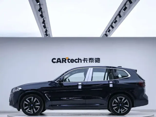 BMW iX3 — Фото автомобиля 3