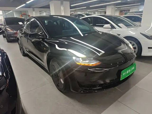 Tesla Model 3 — Фото автомобиля 3