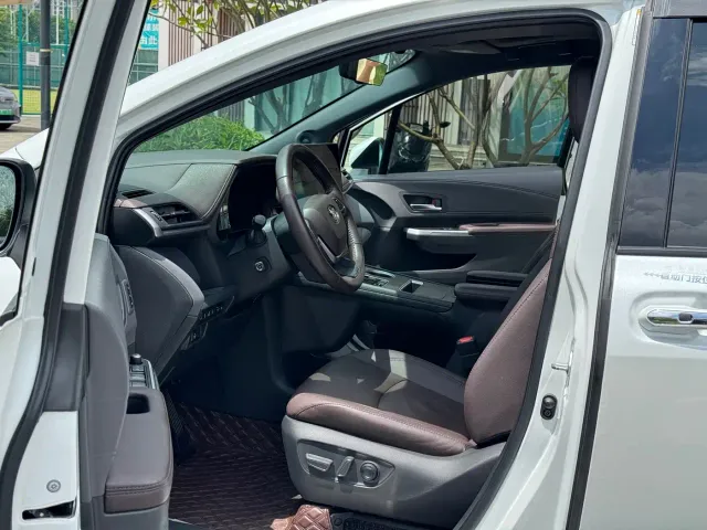 Toyota Sienna — Фото автомобиля 5