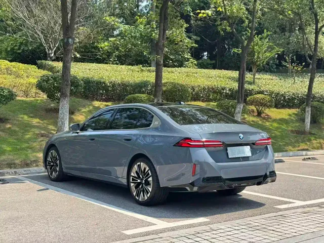 BMW 5 Series — Фото автомобиля 11