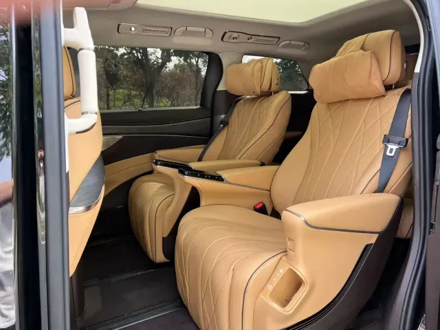 Denza Denza D9 2024 DM-i 980 AWD Flagship — Фото автомобиля 8