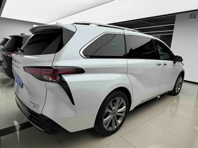 Toyota Sienna — Фото автомобиля 4