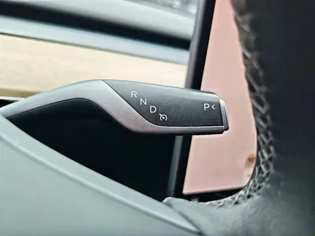 Tesla Model Y — Фото автомобиля 13