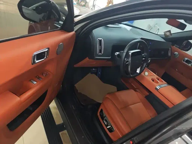 Li Auto L8 — Фото автомобиля 15