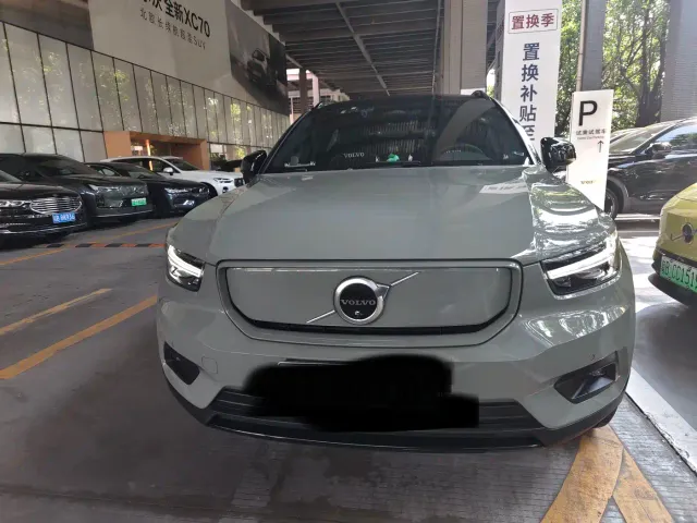 Volvo XC40 — Фото автомобиля 2