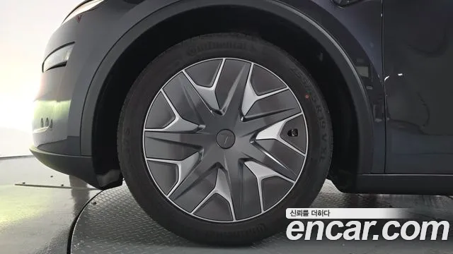 Tesla Model Y — Фото автомобиля 5