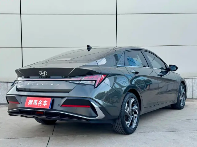 Hyundai Elantra — Фото автомобиля 3