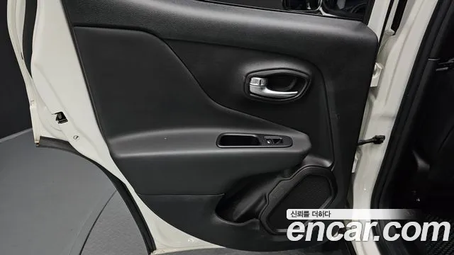 Jeep Renegade — Фото автомобиля 25