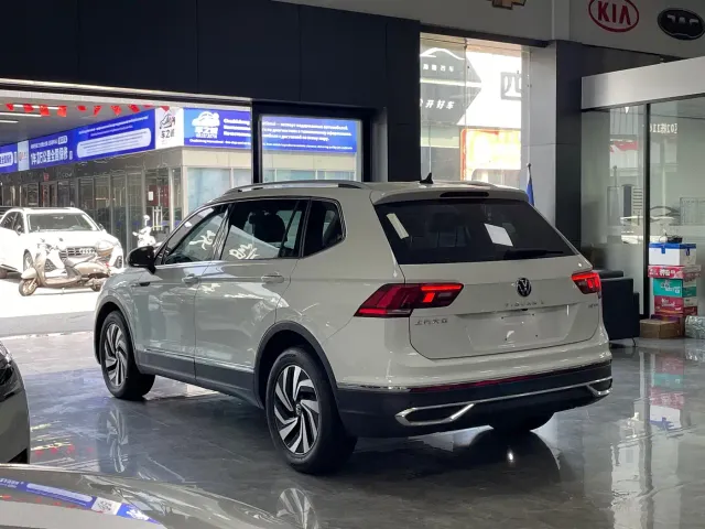 Volkswagen Tiguan L — Фото автомобиля 15