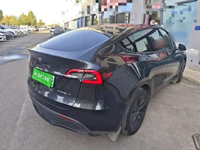 Tesla Model Y — Фото автомобиля 6