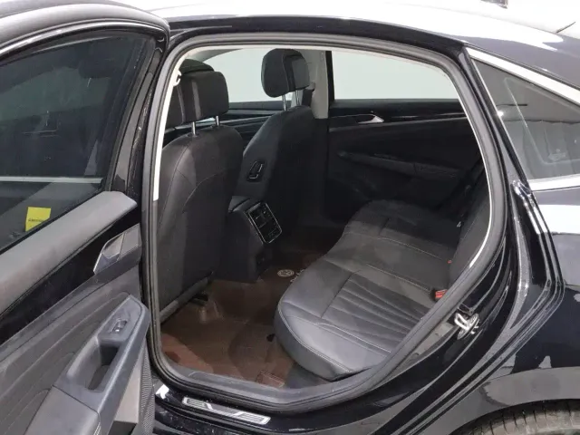 Volkswagen Passat — Фото автомобиля 12
