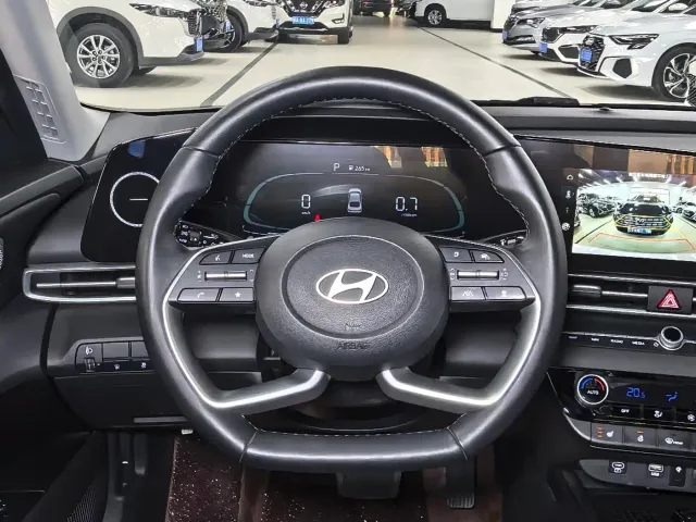 Hyundai Elantra — Фото автомобиля 12