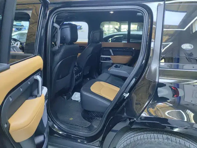 Land Rover Defender — Фото автомобиля 7