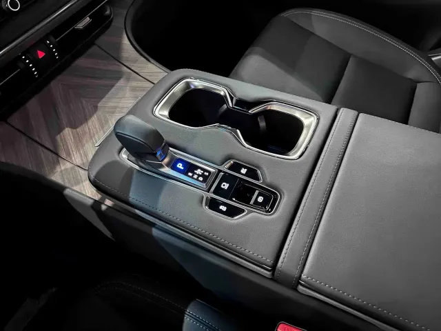 Lexus LM — Фото автомобиля 23
