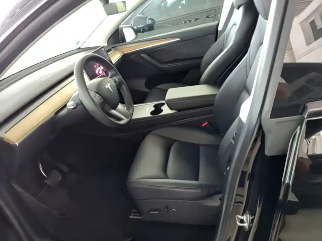 Tesla Model Y — Фото автомобиля 14