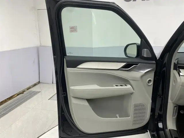 Volvo EM90 — Фото автомобиля 16