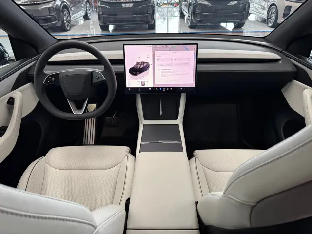 Tesla Model Y L — Фото автомобиля 14