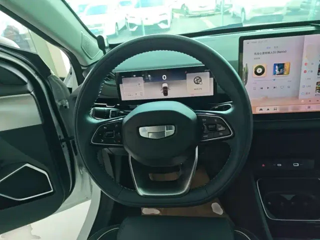 Geely Geometry G6 — Фото автомобиля 10