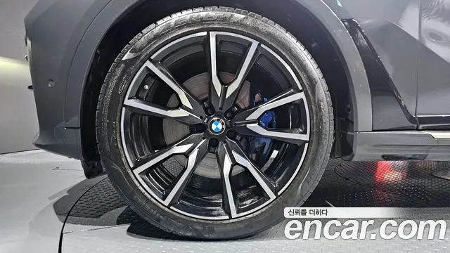 BMW X7 xDrive 40i M Sport Онлайн Exclusive Edition 6 мест — Фото автомобиля 5