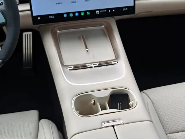 Xiaomi SU7 — Фото автомобиля 18