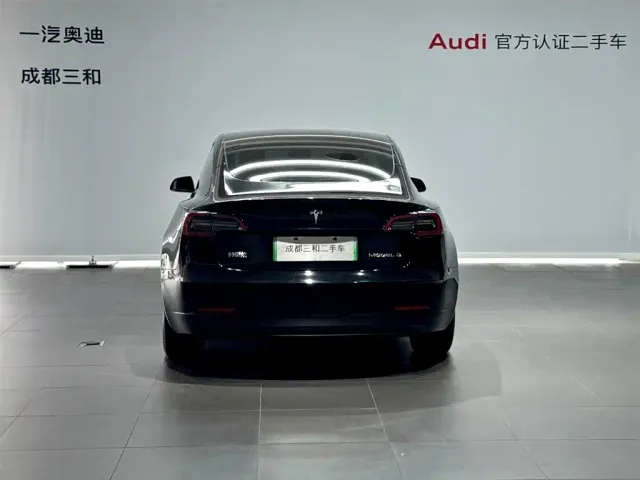 Tesla Model 3 — Фото автомобиля 5