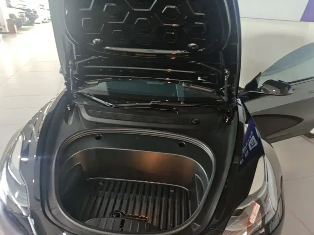 Tesla Model 3 — Фото автомобиля 19