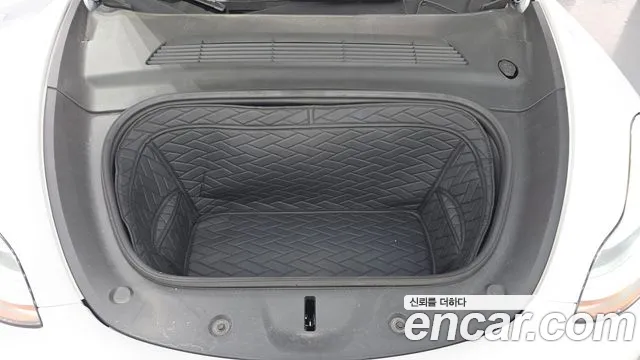 Tesla Model Y — Фото автомобиля 9