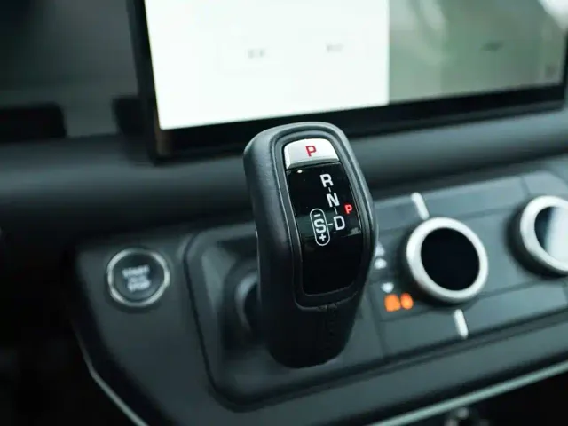 Land Rover Defender — Фото автомобиля 9