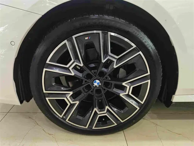 BMW 5 Series — Фото автомобиля 10