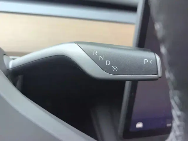 Tesla Model Y — Фото автомобиля 16