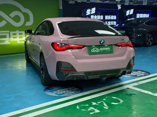 BMW i4 — Фото автомобиля 21
