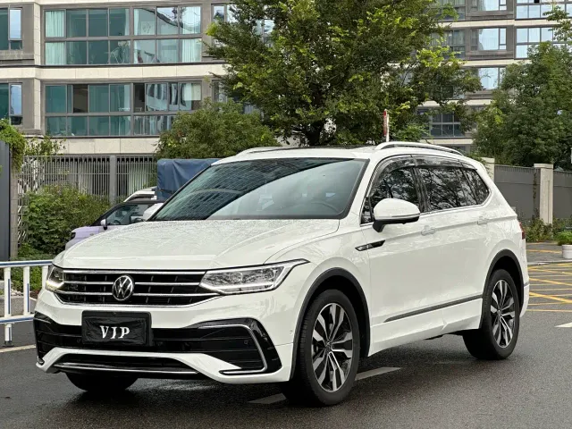 Фотография автомобиля — Volkswagen Tiguan L
