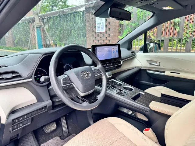 Toyota Sienna — Фото автомобиля 8