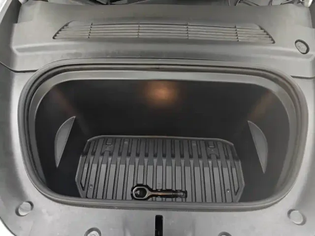 Tesla Model Y — Фото автомобиля 19