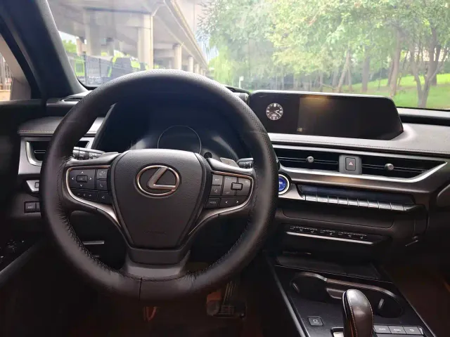 Lexus UX — Фото автомобиля 15