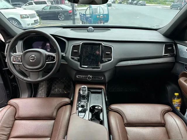 Volvo XC90 — Фото автомобиля 8
