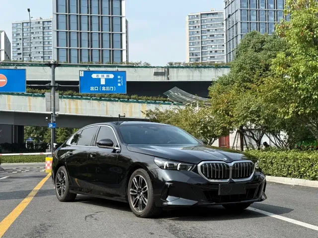 BMW 5 Series — Фото автомобиля 3
