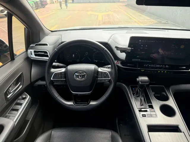 Toyota Sienna — Фото автомобиля 15