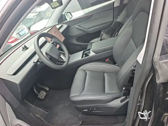 Tesla Model Y — Фото автомобиля 14