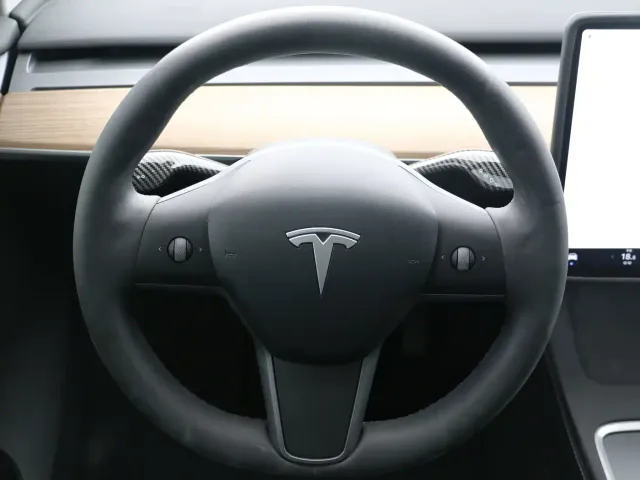 Tesla Model Y — Фото автомобиля 10