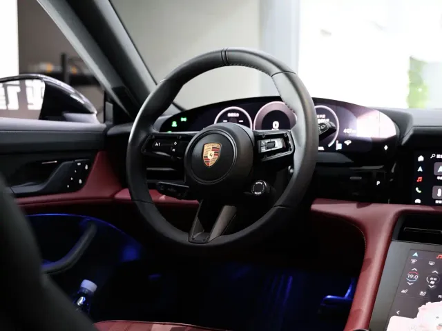 Porsche Taycan — Фото автомобиля 13