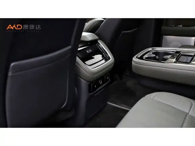 Lincoln Navigator — Фото автомобиля 10