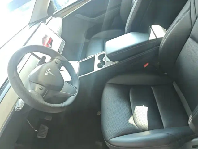 Tesla Model Y — Фото автомобиля 14