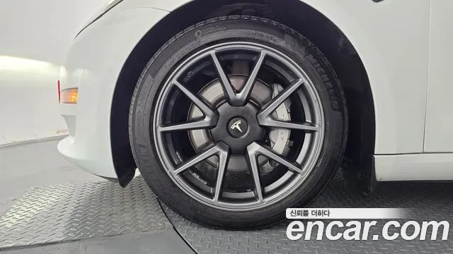 Tesla Model 3 — Фото автомобиля 5