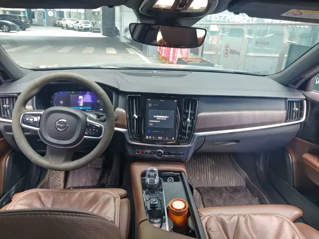 Volvo S90 — Фото автомобиля 9