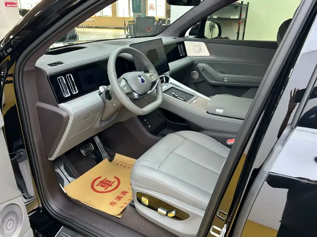 Denza N8L — Фото автомобиля 3