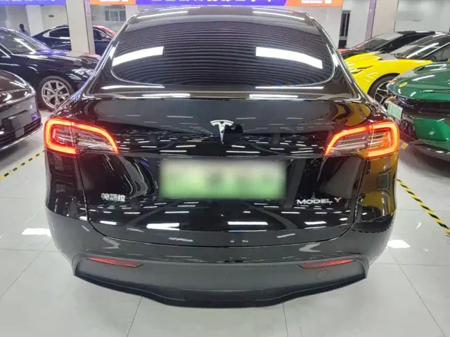 Tesla Model Y — Фото автомобиля 5