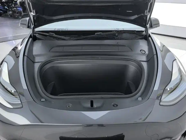 Tesla Model Y — Фото автомобиля 10