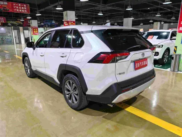 Toyota RAV4 — Фото автомобиля 4