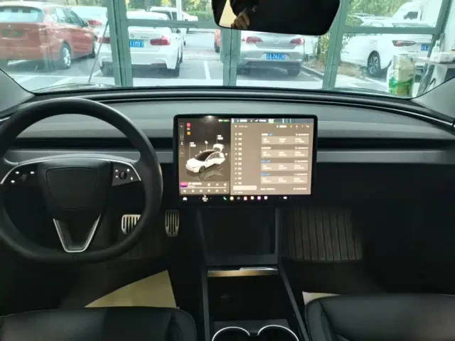 Tesla Model 3 — Фото автомобиля 12